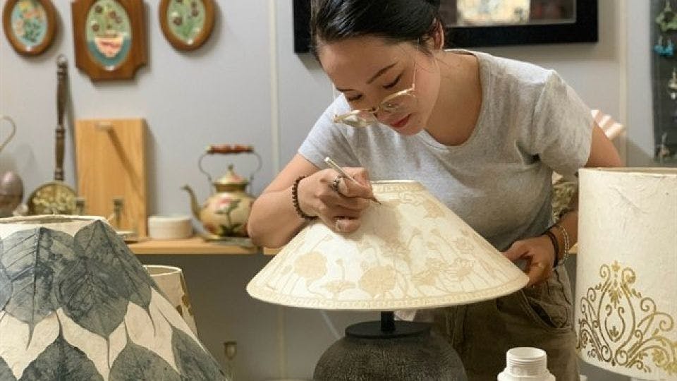 Nghệ nhân Việt thổi luồng sinh khí mới vào giấy thủ công truyền thống