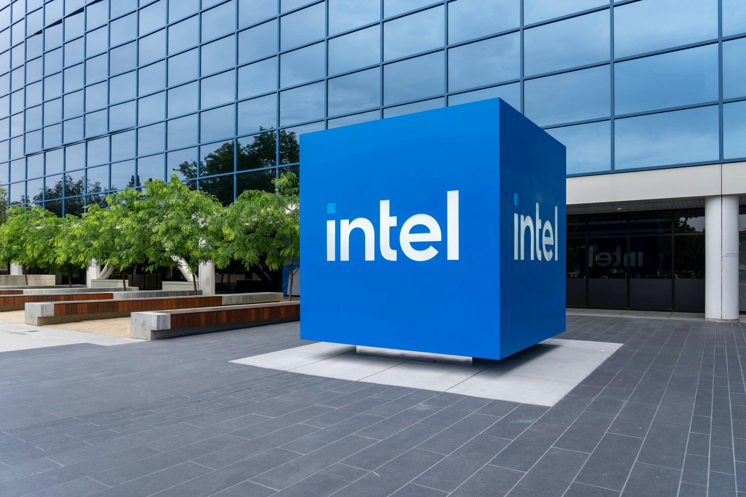 Intel phát hành chương trình tăng tốc PC AI đầu tiên trong ngành